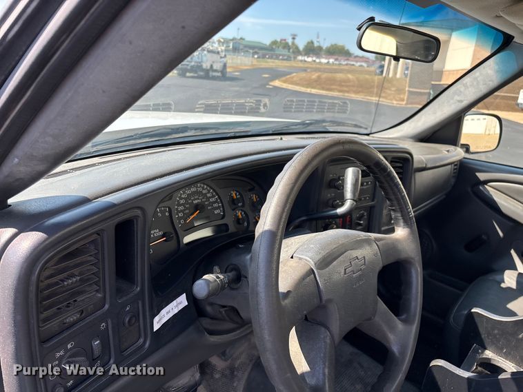 image for item ED2214 2005 Chevrolet Silverado 3500 utility bed pickup truck