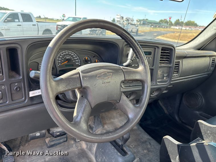 image for item ED2214 2005 Chevrolet Silverado 3500 utility bed pickup truck