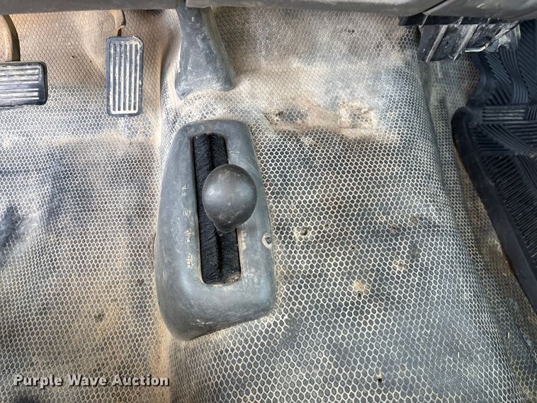 image for item ED2214 2005 Chevrolet Silverado 3500 utility bed pickup truck