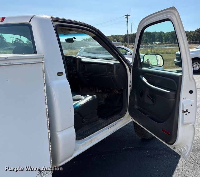 image for item ED2214 2005 Chevrolet Silverado 3500 utility bed pickup truck