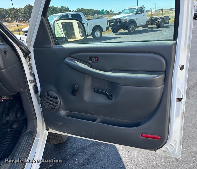 image for item ED2214 2005 Chevrolet Silverado 3500 utility bed pickup truck