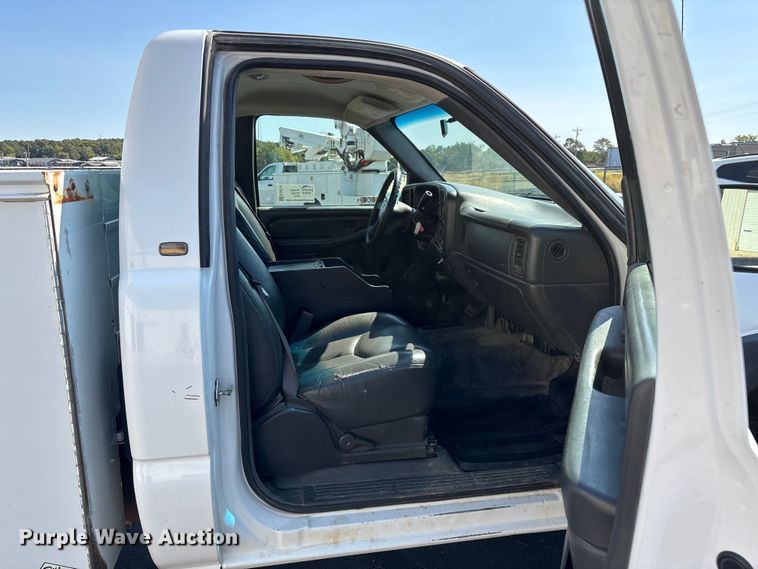 image for item ED2214 2005 Chevrolet Silverado 3500 utility bed pickup truck