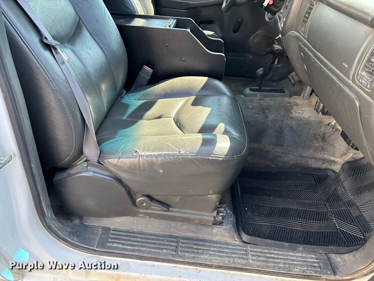 image for item ED2214 2005 Chevrolet Silverado 3500 utility bed pickup truck