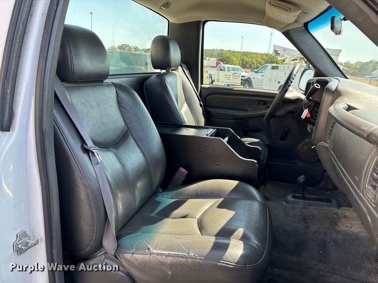 image for item ED2214 2005 Chevrolet Silverado 3500 utility bed pickup truck