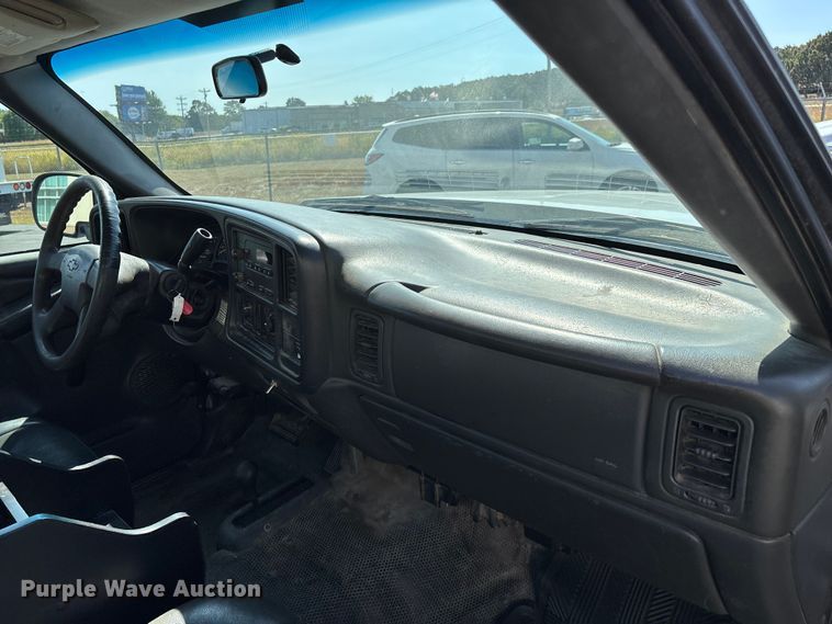 image for item ED2214 2005 Chevrolet Silverado 3500 utility bed pickup truck