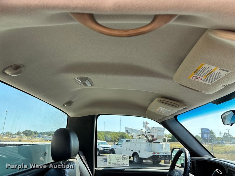 image for item ED2214 2005 Chevrolet Silverado 3500 utility bed pickup truck