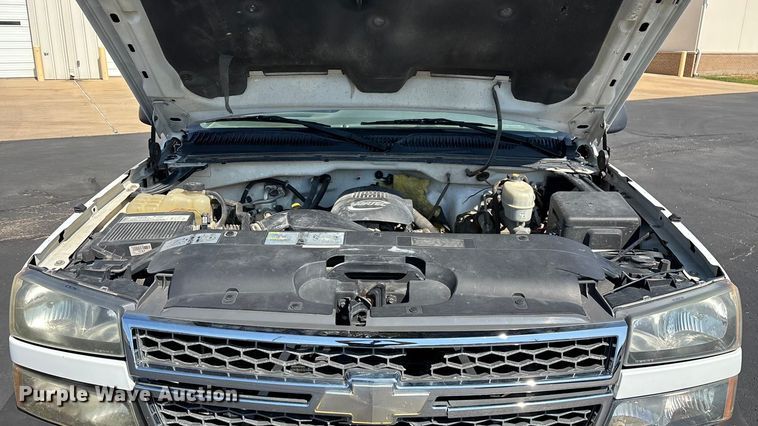 image for item ED2214 2005 Chevrolet Silverado 3500 utility bed pickup truck