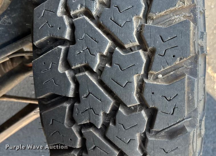 image for item ED2214 2005 Chevrolet Silverado 3500 utility bed pickup truck