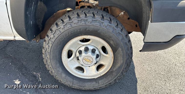 image for item ED2214 2005 Chevrolet Silverado 3500 utility bed pickup truck