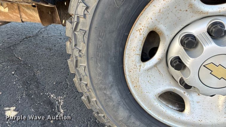 image for item ED2214 2005 Chevrolet Silverado 3500 utility bed pickup truck