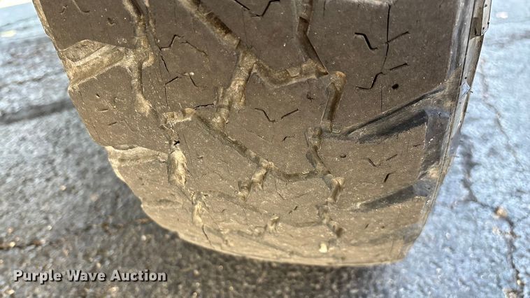 image for item ED2214 2005 Chevrolet Silverado 3500 utility bed pickup truck