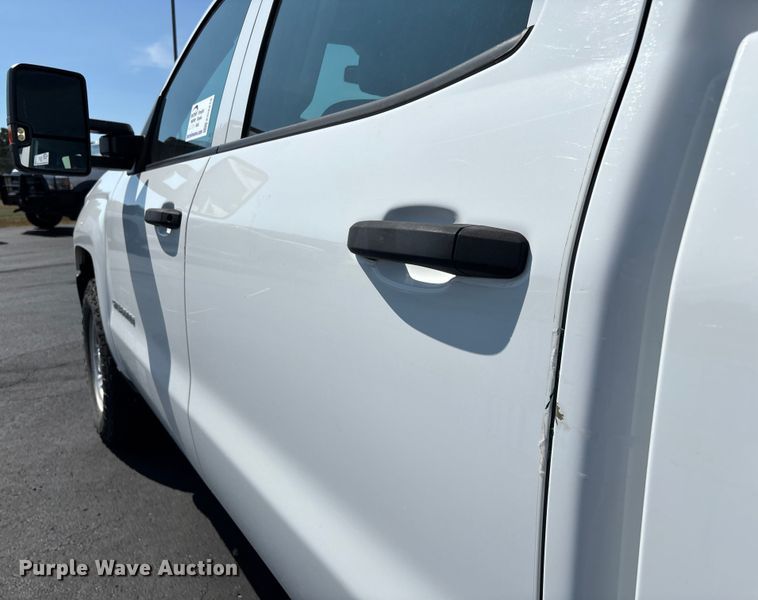 image for item ED2215 2018 Chevrolet Silverado 1500 Crew Cab pickup truck