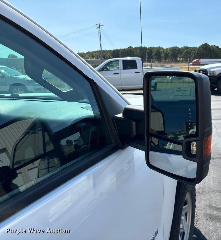 image for item ED2215 2018 Chevrolet Silverado 1500 Crew Cab pickup truck