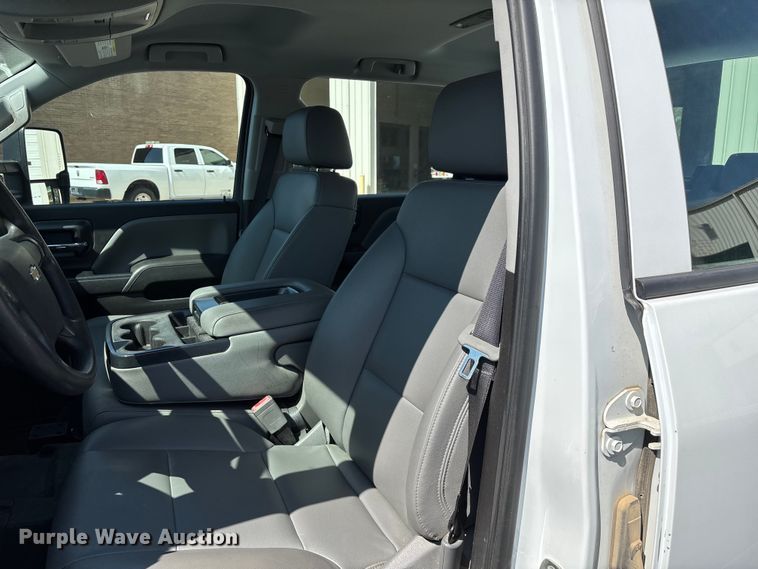 image for item ED2215 2018 Chevrolet Silverado 1500 Crew Cab pickup truck