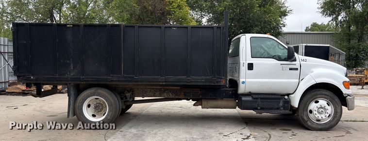 image for item EE3953 2004 Ford F650 Super Duty dump flatbed truck