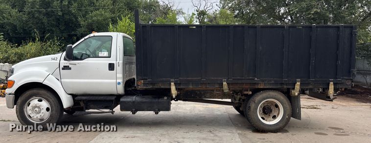 image for item EE3953 2004 Ford F650 Super Duty dump flatbed truck