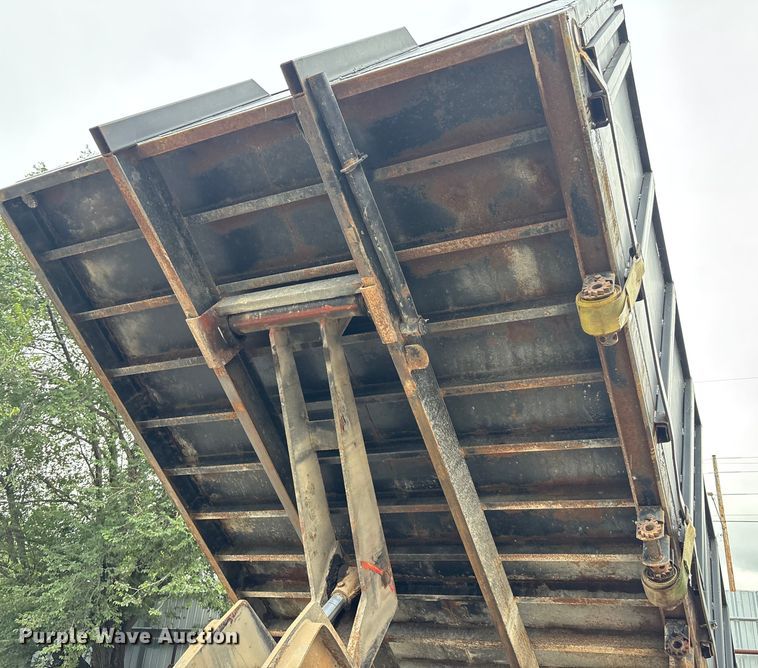 image for item EE3953 2004 Ford F650 Super Duty dump flatbed truck