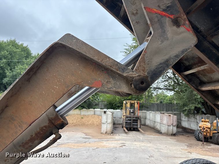 image for item EE3953 2004 Ford F650 Super Duty dump flatbed truck