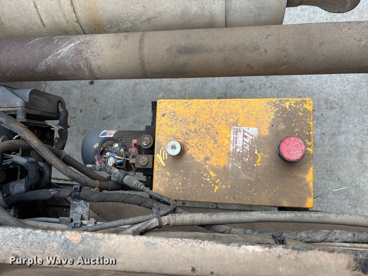 image for item EE3953 2004 Ford F650 Super Duty dump flatbed truck