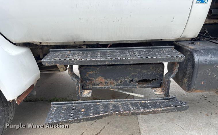 image for item EE3953 2004 Ford F650 Super Duty dump flatbed truck