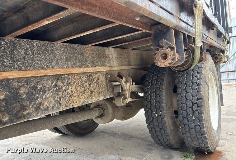 image for item EE3953 2004 Ford F650 Super Duty dump flatbed truck