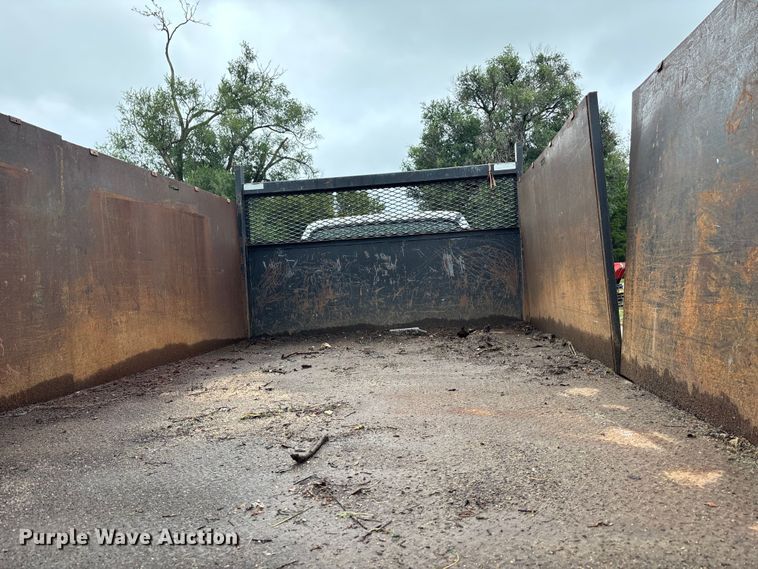 image for item EE3953 2004 Ford F650 Super Duty dump flatbed truck