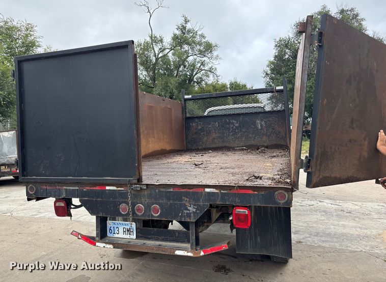 image for item EE3953 2004 Ford F650 Super Duty dump flatbed truck