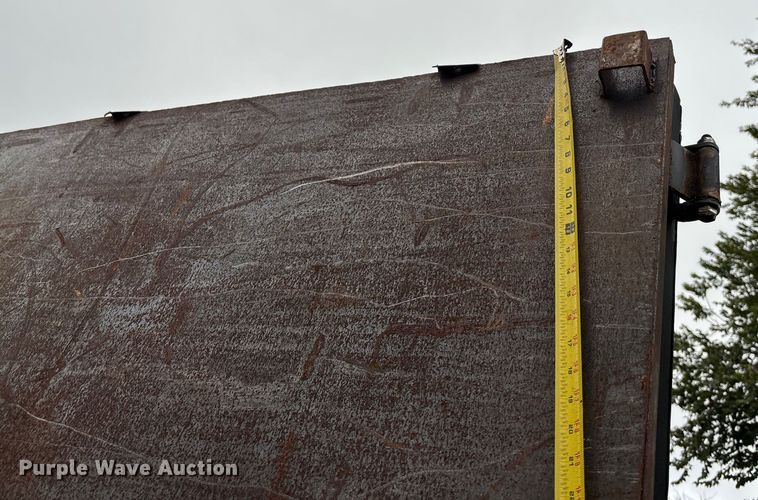 image for item EE3953 2004 Ford F650 Super Duty dump flatbed truck