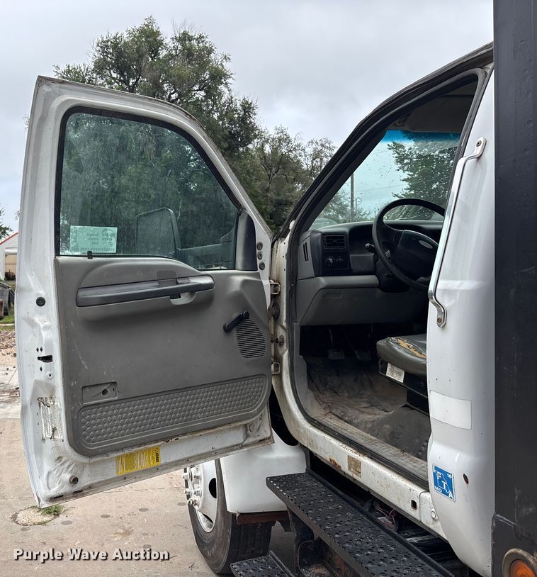 image for item EE3953 2004 Ford F650 Super Duty dump flatbed truck