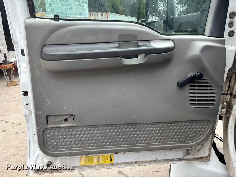 image for item EE3953 2004 Ford F650 Super Duty dump flatbed truck