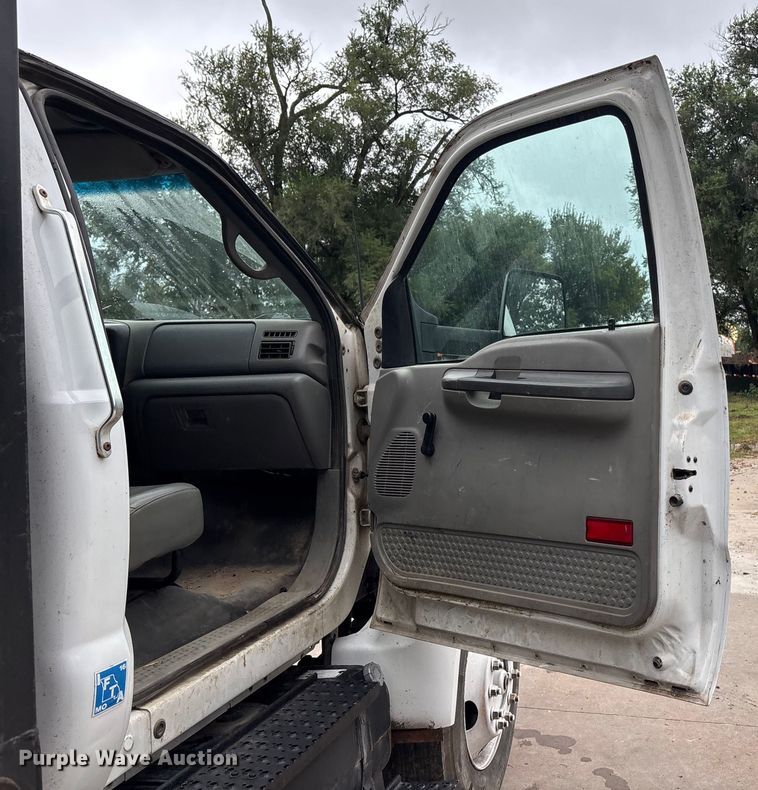 image for item EE3953 2004 Ford F650 Super Duty dump flatbed truck