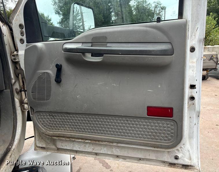 image for item EE3953 2004 Ford F650 Super Duty dump flatbed truck