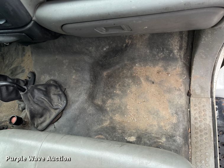 image for item EE3953 2004 Ford F650 Super Duty dump flatbed truck