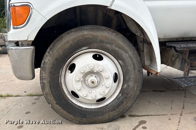 image for item EE3953 2004 Ford F650 Super Duty dump flatbed truck