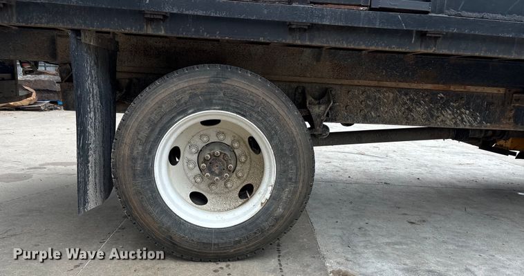 image for item EE3953 2004 Ford F650 Super Duty dump flatbed truck