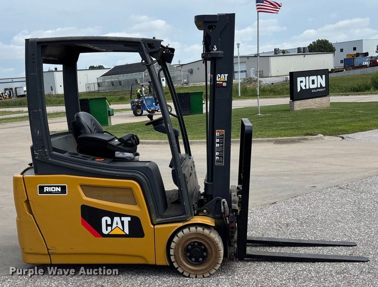 MONTACARGAS ELéCTRICO CATERPILLAR 2ET3000