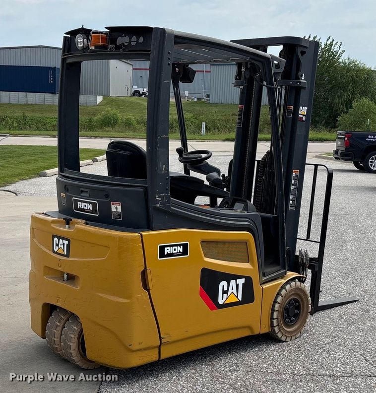 MONTACARGAS ELéCTRICO CATERPILLAR 2ET3000
