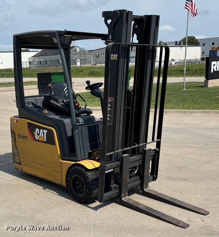 MONTACARGAS ELéCTRICO CATERPILLAR 2ET3500