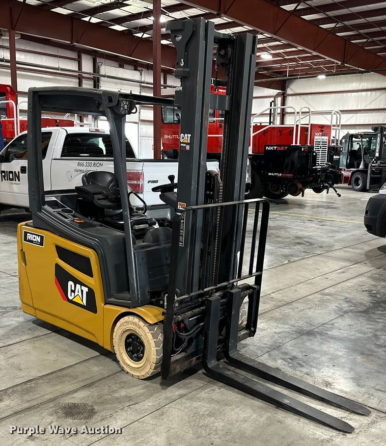 MONTACARGAS ELéCTRICO CATERPILLAR 2ET3000