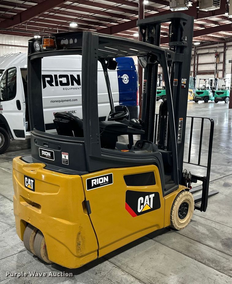 MONTACARGAS ELéCTRICO CATERPILLAR 2ET3000