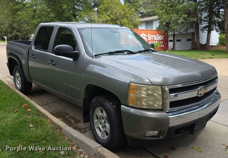 image for item EF3794 2007 Chevrolet Silverado 1500 Crew Cab pickup truck