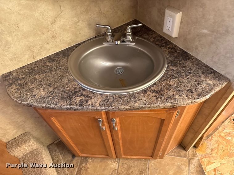 image for item EG5986 2008 Keystone Cougar camper