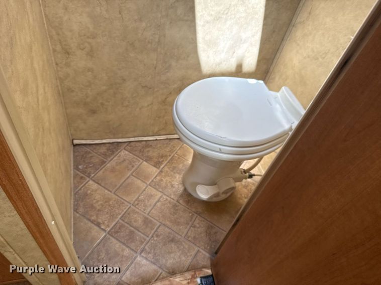 image for item EG5986 2008 Keystone Cougar camper