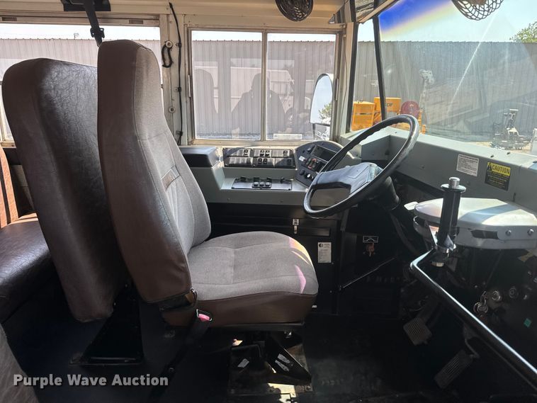 image for item EG6107 2003 International 3800 school bus