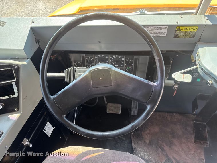 image for item EG6107 2003 International 3800 school bus