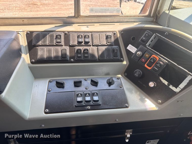 image for item EG6107 2003 International 3800 school bus