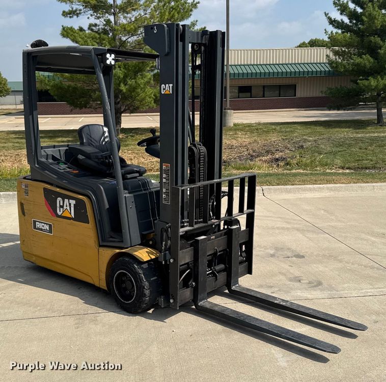 MONTACARGAS ELéCTRICO CATERPILLAR 2ET4000