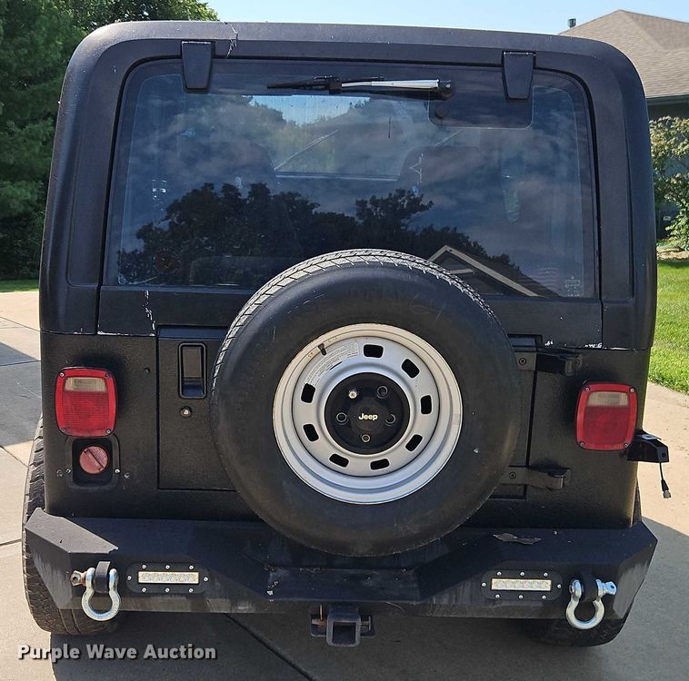 image for item EO4608 1994 Jeep Wrangler S SUV