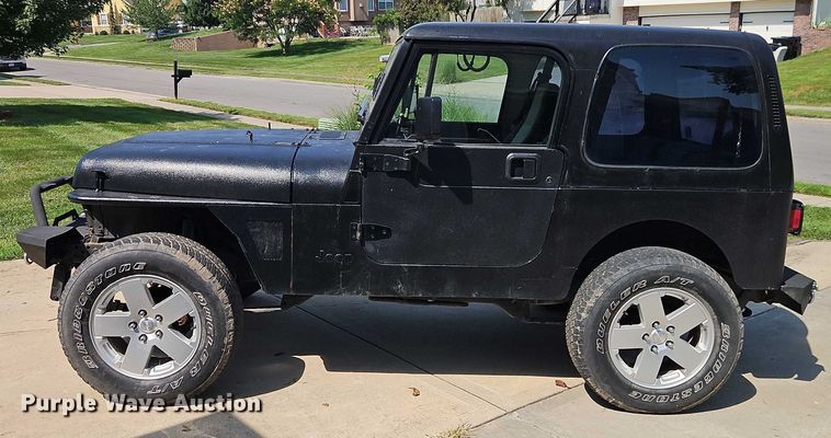 image for item EO4608 1994 Jeep Wrangler S SUV