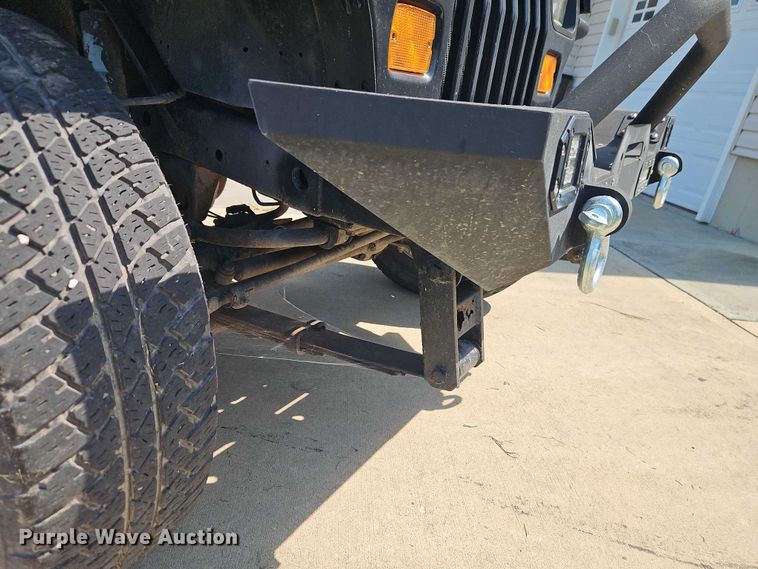 image for item EO4608 1994 Jeep Wrangler S SUV